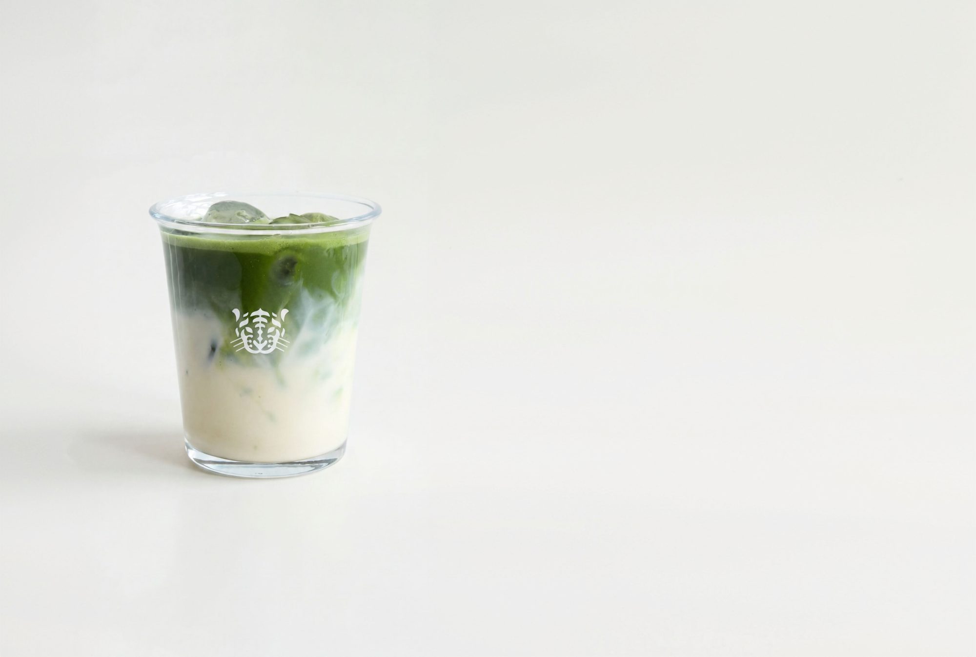 Mrożona matcha latte w szklance